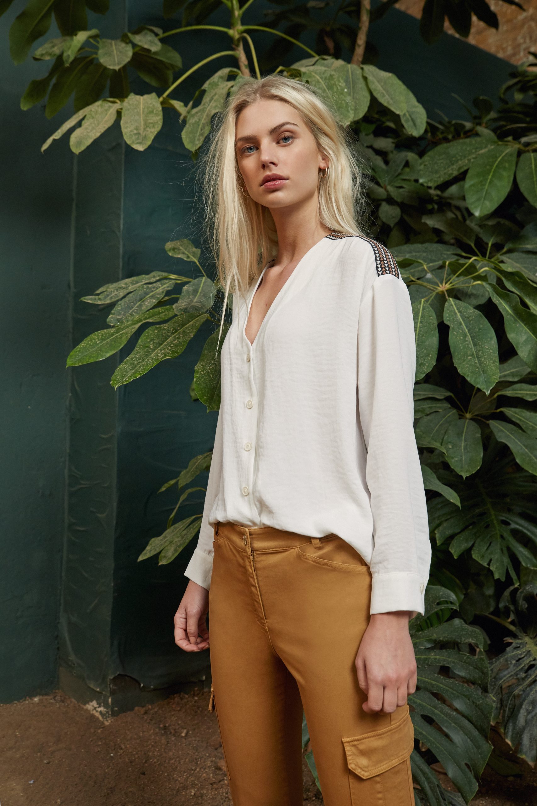 BLUSA CON DETALLE AL HOMBRO