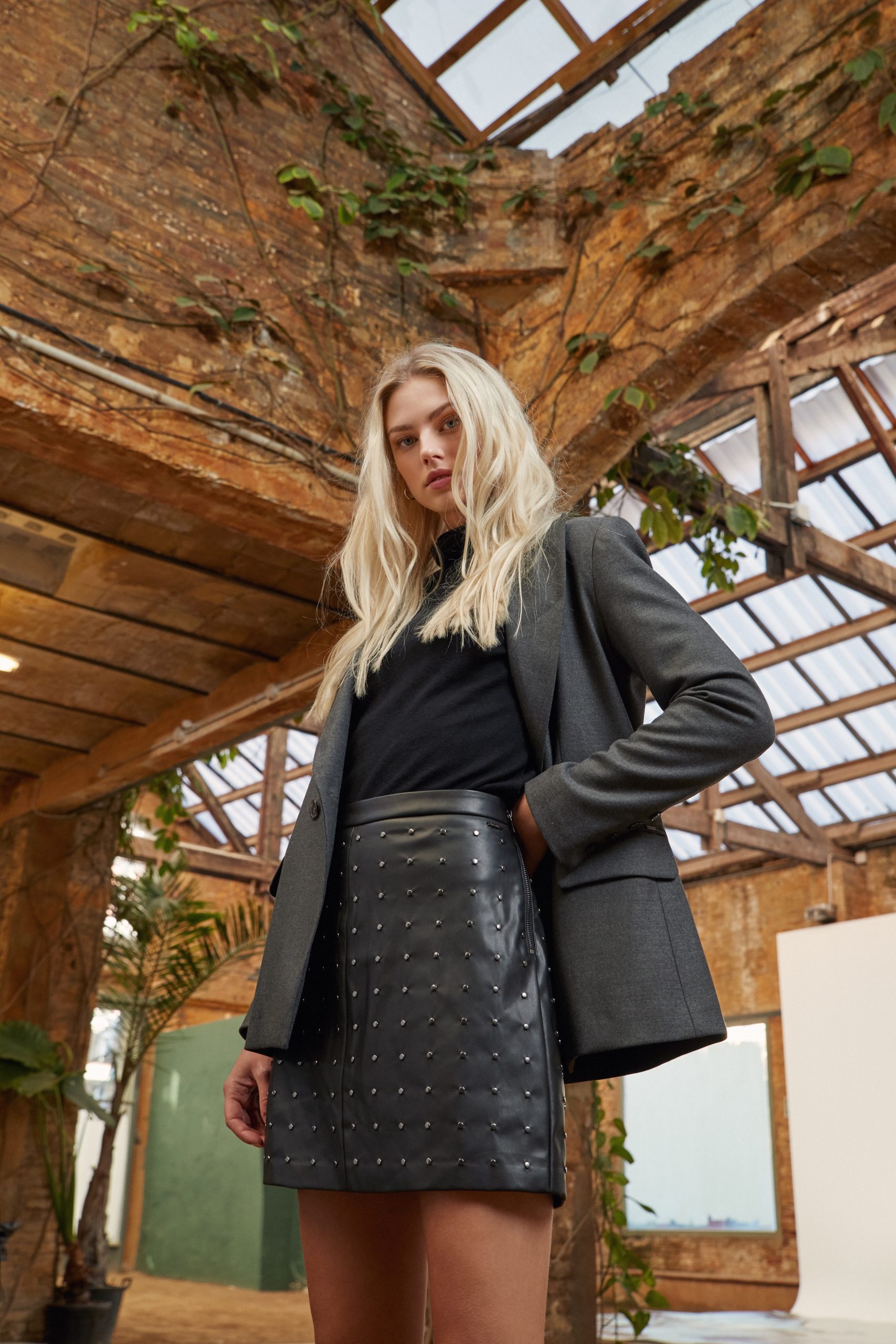 Falda cuero con detalles